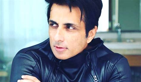 Sonu Sood Constantly Helping Needy Latest Tweet 3 साल की बेटी के साथ होटल में फंसे शख्स की सोनू