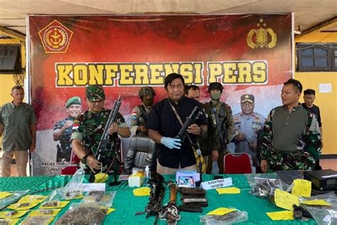 Tim Gabungan Tni Dan Polri Amankan Senjata Api Dari Markas Kkb Di