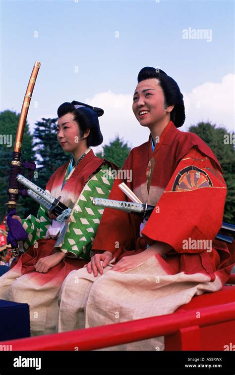 Jap N Tokio Mujeres Vestidas Con El Traje Tradicional De Los Samurai