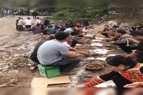 当地办酒席的习俗，全村人都一起坐在地上吃饭，一张桌子都没有！全村人酒席习俗