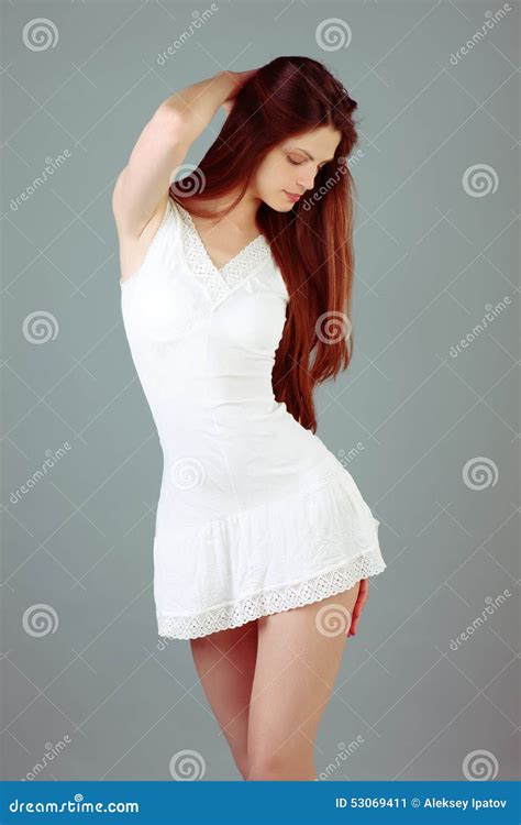 Jeune Beau Modèle Femelle Dans La Robe Blanche Image stock Image du