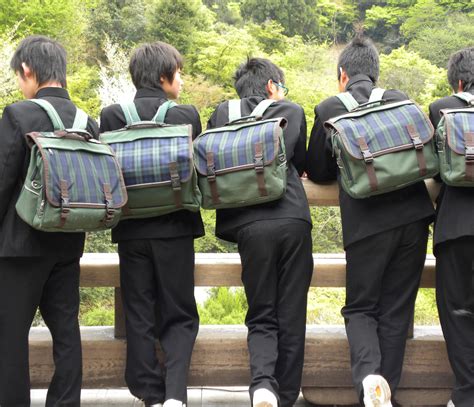 Los Uniformes Escolares Japoneses Seifuku 制服 Japonés En La Nube