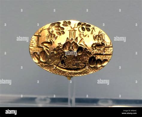 CRETE Finely crafted Minoan gold ring in Heraklion Museum. Photo: Tony Gale Stock Photo - Alamy