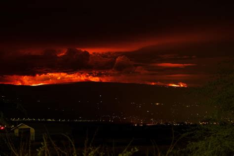 Hawaii L Eruzione Del Vulcano Mauna Loa Illumina Il Cielo Di Rosso FOTO