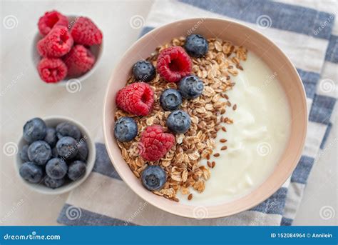 Granola Mit Jogurt Und Beeren Zum Gesundes Fr Hst Ck Stockfoto Bild