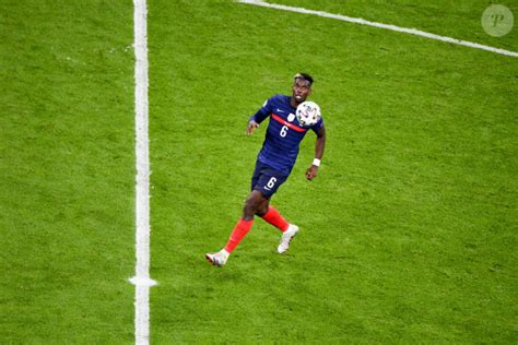 Paul Pogba Retire La Bouteille D Un Sponsor De L Euro Et Fait Le