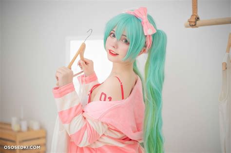 Saya Scarlet Vocaloid Hatsune Miku Naked Cosplay Asian 17 Photos