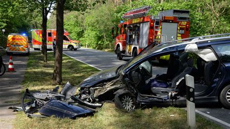 Unfall In Schlo Holte Stukenbrock Nrw Auto Kracht Frontal In Lkw