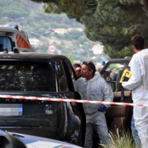 Palermo Un Impronta Sul Tetto Dell Auto E La Chiusura Della Fascetta