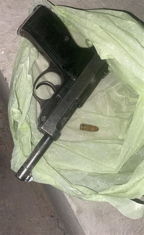 El Arma Calibre Mil Metros Localizada Tirada En El Exterior De Un