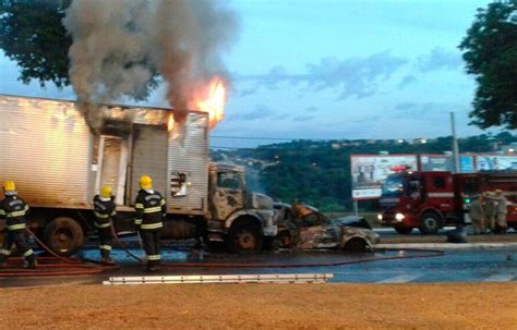 V Deo Caminh O E Carro De Passeio Pegam Fogo Na Avenida Perimetral Norte