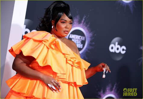 Lizzo Carries The Tiniest Purse Ever On The American Music Awards 2019