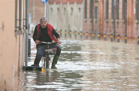 Alluvione In Emilia Romagna Morti Ancora Allerta Rossa Telegraph