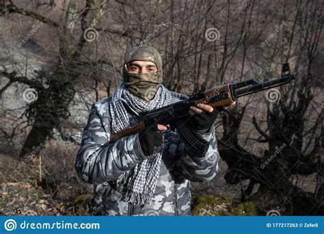 Silueta De Un Hombre Con Rifle De Asalto Listo Para Atacar Con Fondo De