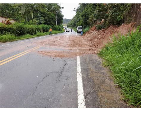 Trânsito é normalizado no RJ 155 em Rio Claro após queda de barreira