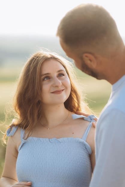 Retrato De Una Pareja Encantadora De Pie Juntos En El Campo Verde Feliz