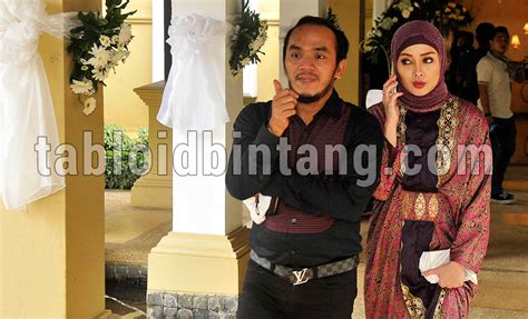 Anggunnya Terry Putri Kenakan Hijab - Tabloidbintang.com