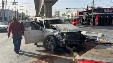 Invade conductor carril y choca contra camión urbano