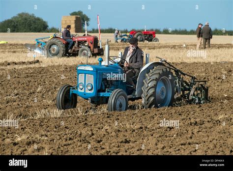 Tracteurs tracteurs Banque de photographies et dimages à haute