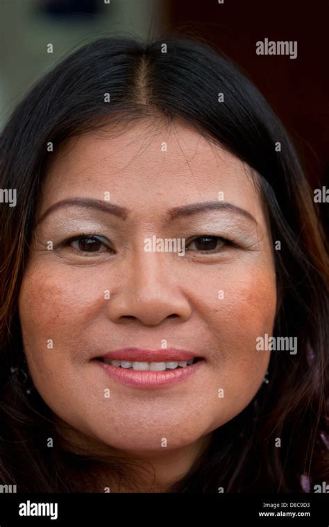 Young Thai Girl Smiling Patong Banque De Photographies Et Dimages à