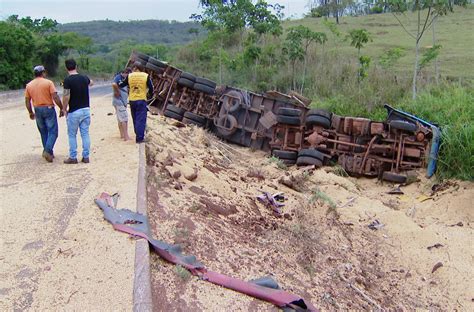 Carreta Carregada Soja Tomba Na Br Entre Araguari E Uberl Ndia