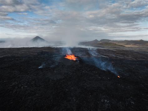 Spektakulärer panoramablick auf einen aktiven vulkanausbruch in island