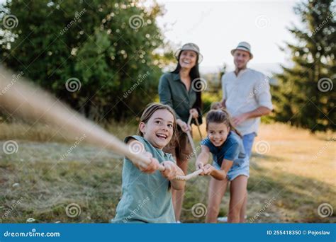 Ung Familj Med Lyckliga Barn Som Har Kul Tillsammans Utomhus Och Drar