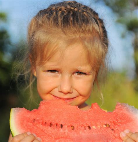 Jeune Fille Mangeant La Pastèque Photo Stock Image Du Fruits