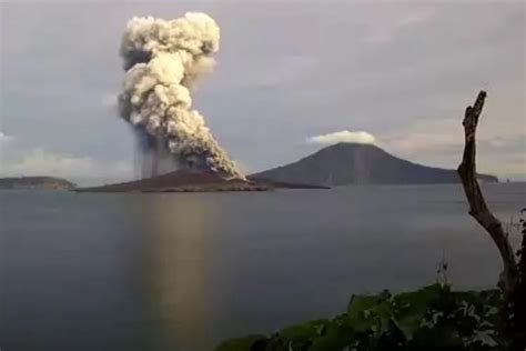 Dahsyatnya Letusan Gunung Krakatau Tahun Lalu Ribu Kali Ledakan