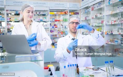 apoteker  ilmuwan kimia melakukan uji coba  pengujian antibiotik