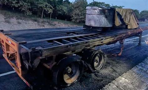 Falla mecánica ocasiona incendio de un tráiler