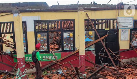 Diguyur Hujan Deras Atap Bangunan SDN Kedaung Depok Ambruk Foto