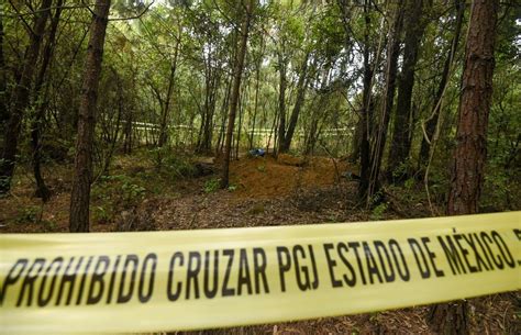 La Jornada Hallan Fosas Con 60 Paquetes De Restos Humanos En Edomex