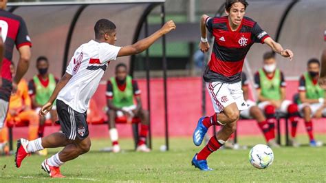 Multa De R Milh Es Flamengo Assina Contrato Profissional