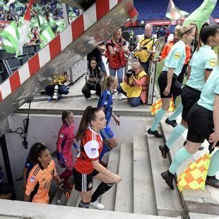 Eredivisie Vrouwen Ajax En Feyenoord Spelen Voor Het Eerst Klassieker