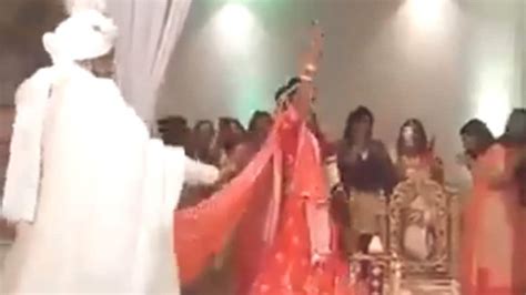 Viral Video Dulha Dulhan Ka Swag Bride And Groom Start Dancing While Taking Pheras Watch