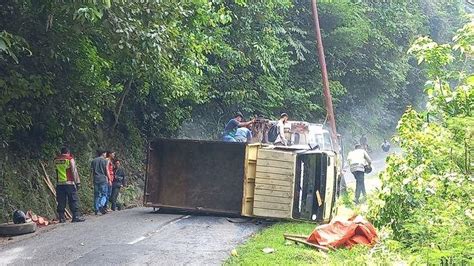 Truk Pengangkut Wisatawan Terguling Di Tanjakan Sarakan Sukabumi