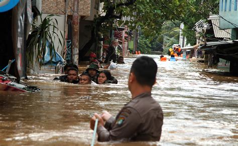 Foto Banjir Dan Hujan Deras Di Seantero Jakarta Foto Katadata Co Id