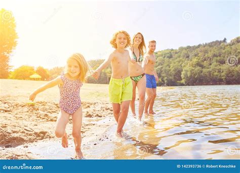 Famille Avec Des Enfants Tout En Se Baignant Au Lac En été Photo stock