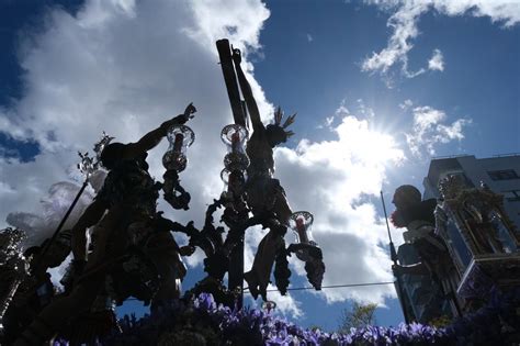 Martes Santo En Sevilla Las Im Genes Del Cerro Por La Avenida De La