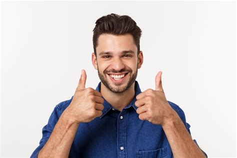 Homem Novo Ocasional Feliz Que Mostra O Polegar Acima E O Sorriso