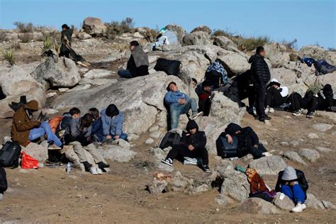 Los Migrantes Luchan Contra Los Elementos En Campamentos Al Aire Libre