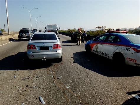 Acidente Entre Dois Carros Bloqueia Faixas Da Linha Vermelha