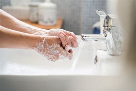 Mujer Joven Se Lava Las Manos En El Lavabo Con Jab N Foto De Archivo