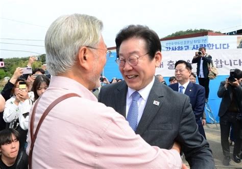 이재명 문재인 전 대통령 예방 오찬 정통성·단합 강조