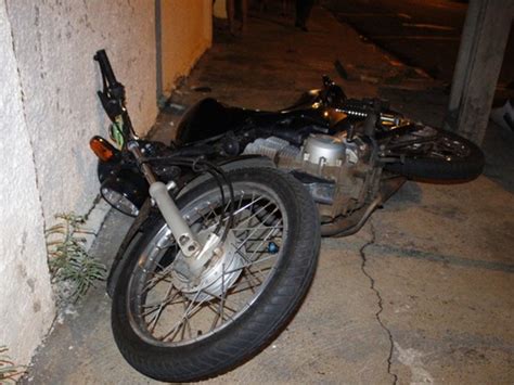 G1 Motociclista morre após batida carro em cruzamento em