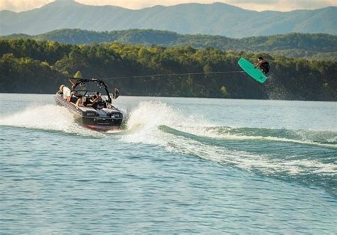 Moomba Makai 245 Wakesurf Boat