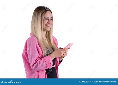Blonde Fille Taper Un Message Avec Son Smartphone Image Stock Image Du Mobile Cellulaire