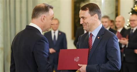 Rados Aw Sikorski Straci Mandat Europos A Ile Zarobi Jako Minister