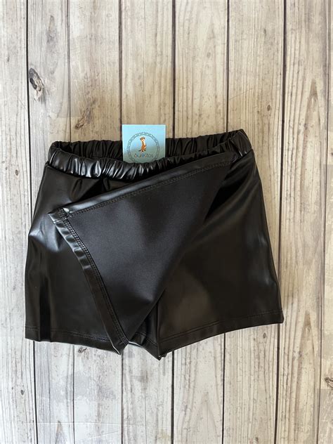 Short Pollera Ecocuero Negra Surikitos